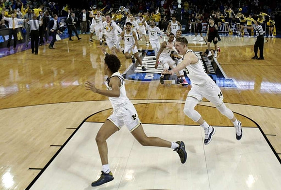 Jordan Poole (2), Moritz Wagner (13), and Michigan Team