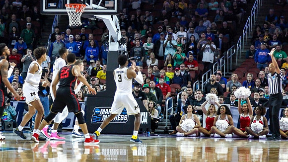 Jordan Poole (2), Muhammad-Ali Abdur-Rahkman (12), and Zavier Simpson (3)