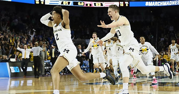 Jordan Poole (2), Moritz Wagner (13), and Michigan Team