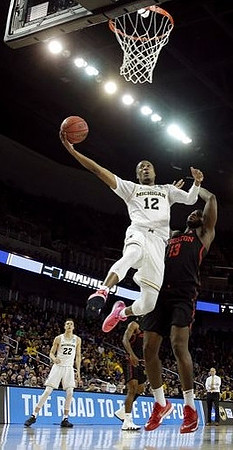 Muhammad-Ali Abdur-Rahkman (12) and Duncan Robinson (22)