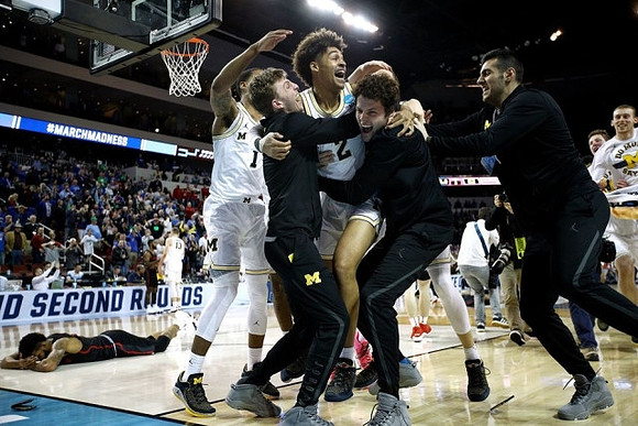 Jordan Poole (2) and Michigan Team