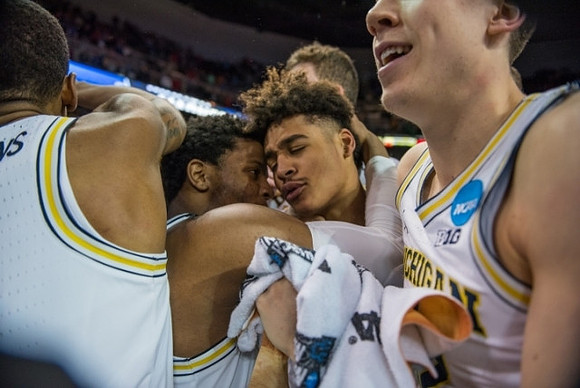 Jordan Poole (2) and Zavier Simpson (3)
