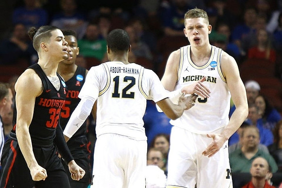 Muhammad-Ali Abdur-Rahkman (12) and Moritz Wagner (13)