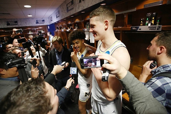 Jordan Poole (2) and Moritz Wagner (13)