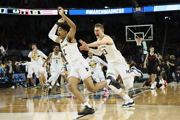 Jordan Poole (2), Moritz Wagner (13), and Michigan Team