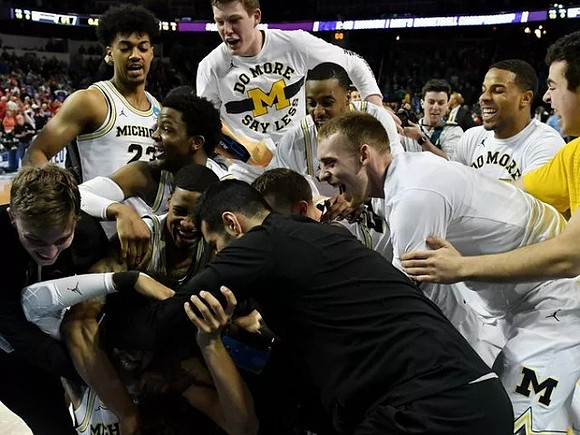 Jordan Poole (2) and Michigan Team