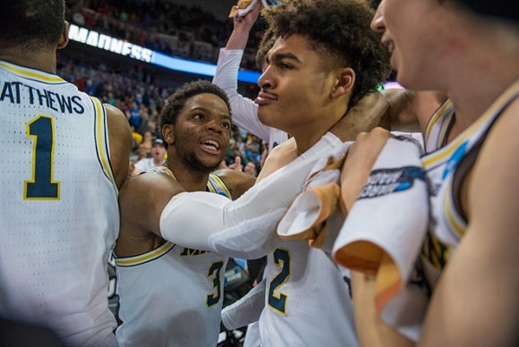 Jordan Poole (2) and Zavier Simpson (3)