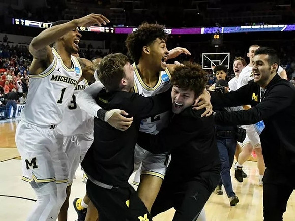 Jordan Poole (2) and Michigan Team