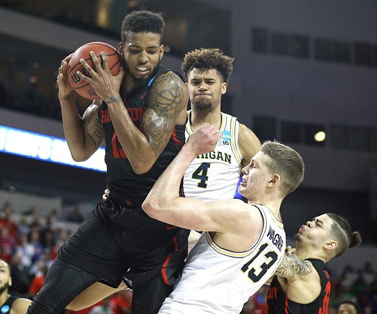 Isaiah Livers (4) and Moritz Wagner (13)