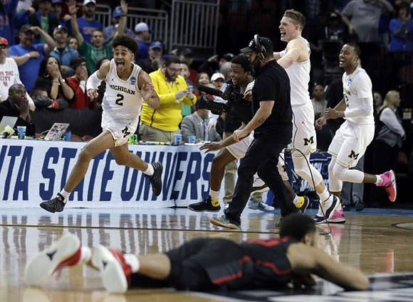 Jordan Poole (2), Moritz Wagner (13), and Muhammad-Ali Abdur-Rahkman (12)
