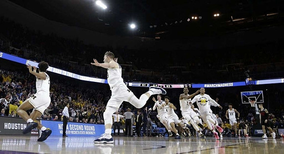 Jordan Poole (2), Moritz Wagner (13), and Michigan Team