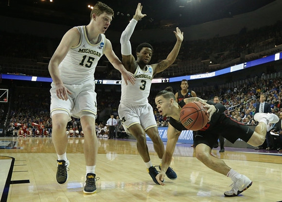 Jon Teske (15) and Zavier Simpson (3)