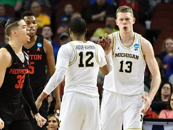 Muhammad-Ali Abdur-Rahkman (12) and Moritz Wagner (13)