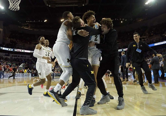 Jordan Poole (2) and Michigan Team