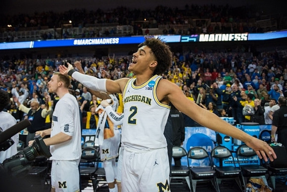 Jordan Poole (2) and Austin Davis (51)