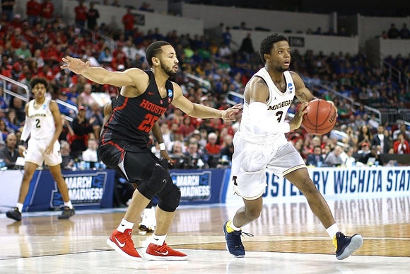 Jordan Poole (2) and Zavier Simpson (3)