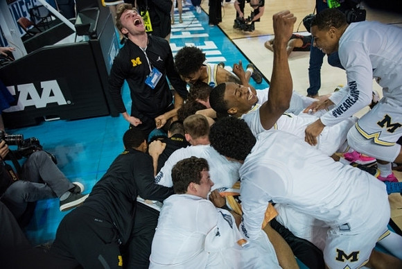 Jordan Poole (2) and Michigan Team