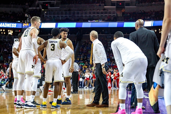 Muhammad-Ali Abdur-Rahkman (12), Moritz Wagner (13), Zavier Simpson (3), Isaiah Livers (4), John Beilein, and Michigan Team