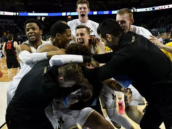 Jordan Poole (2) and Michigan Team