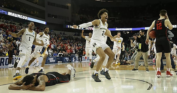 Jordan Poole (2) and Michigan Team