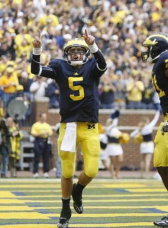 Tate Forcier (5) and Junior Hemingway (21)