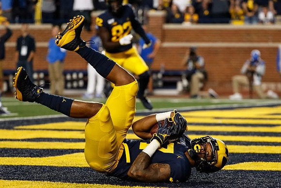 Tarik Black (7) and Nick Eubanks (82)