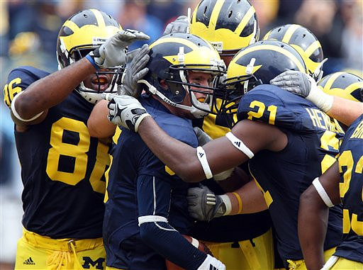 Kevin Koger (86), Tate Forcier (5), Junior Hemingway (21), and Carlos Brown (23)