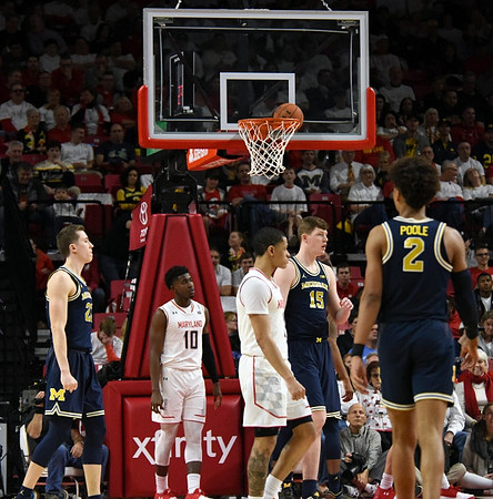 Duncan Robinson (22), Jon Teske (15), and Jordan Poole (2)