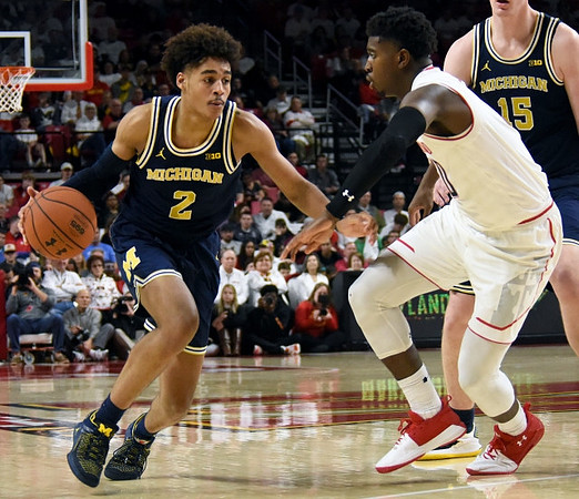Jordan Poole (2) and Jon Teske (15)