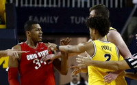 Jordan Poole (2) and Jon Teske (15)