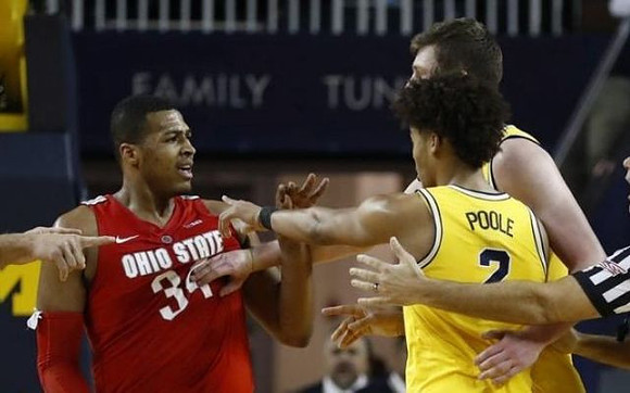 Jordan Poole (2) and Jon Teske (15)