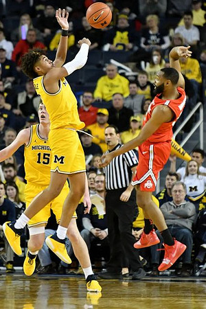 Jordan Poole (2) and Jon Teske (15)