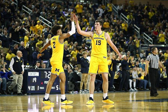 Jordan Poole (2) and Jon Teske (15)