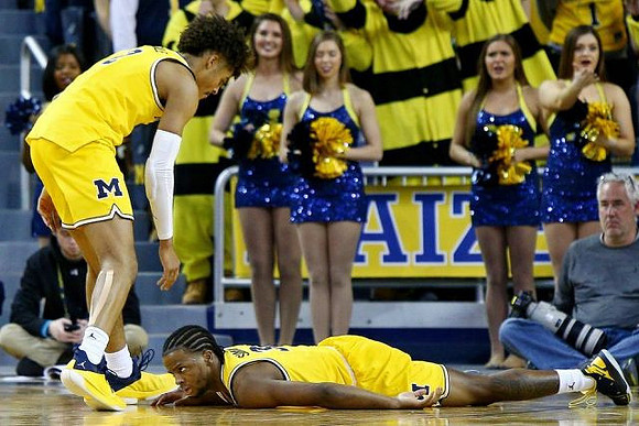Jordan Poole (2) and Zavier Simpson (3)