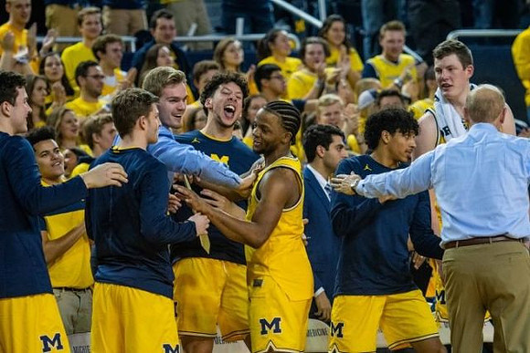 Zavier Simpson (3) and Michigan Team