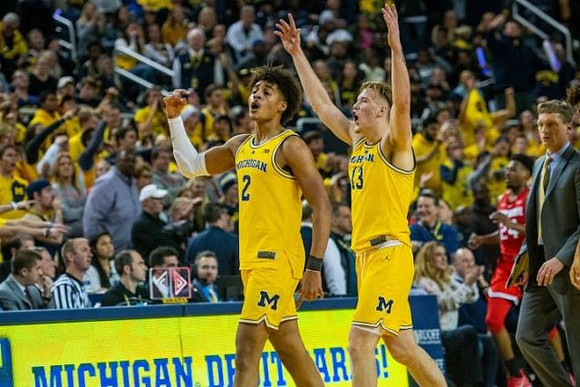 Jordan Poole (2), Ignas Brazdeikis (13), and Luke Yaklich