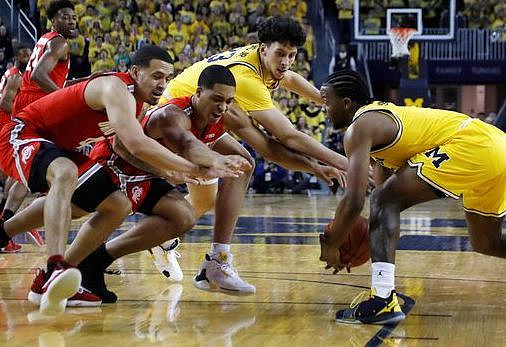 Brandon Johns Jr. (23) and Zavier Simpson (3)