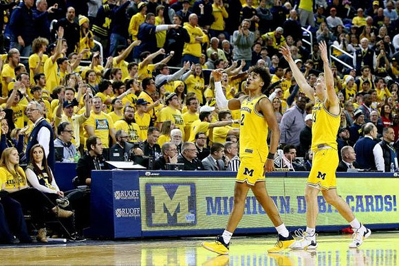 Jordan Poole (2) and Ignas Brazdeikis (13)