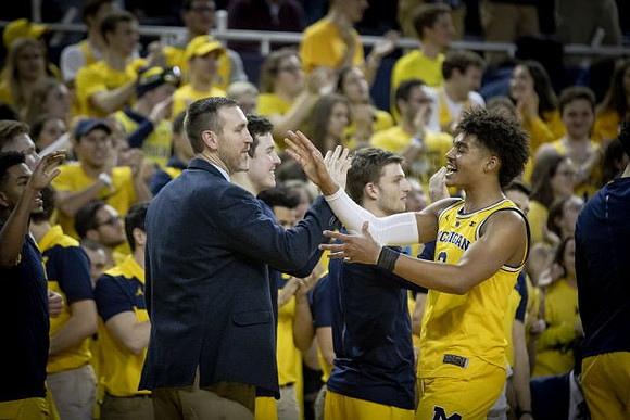 Jordan Poole (2) and Michigan Team
