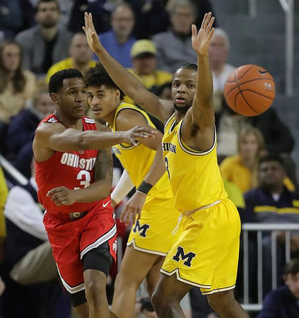 Jordan Poole (2) and Zavier Simpson (3)