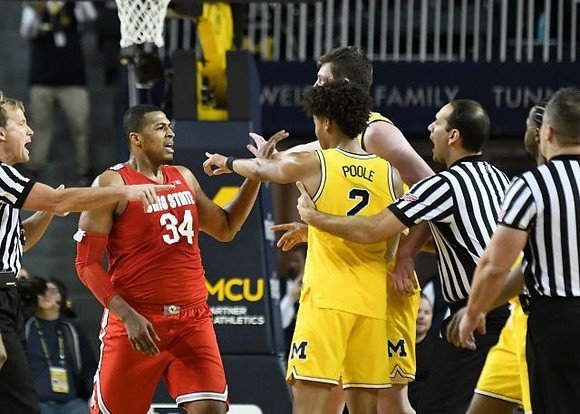 Jordan Poole (2) and Jon Teske (15)