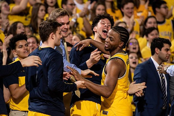 Zavier Simpson (3) and Michigan Team
