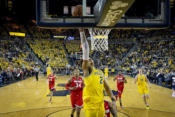 Jordan Poole (2) and Jon Teske (15)