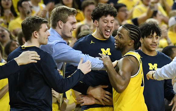 Zavier Simpson (3) and Michigan Team