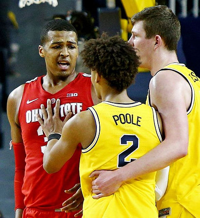 Jordan Poole (2) and Jon Teske (15)