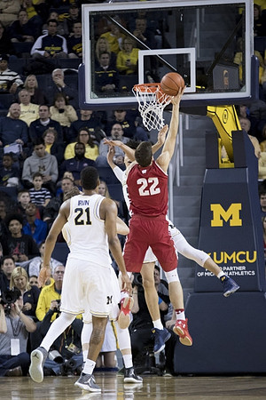 Zak Irvin (21) and Moritz Wagner (13)