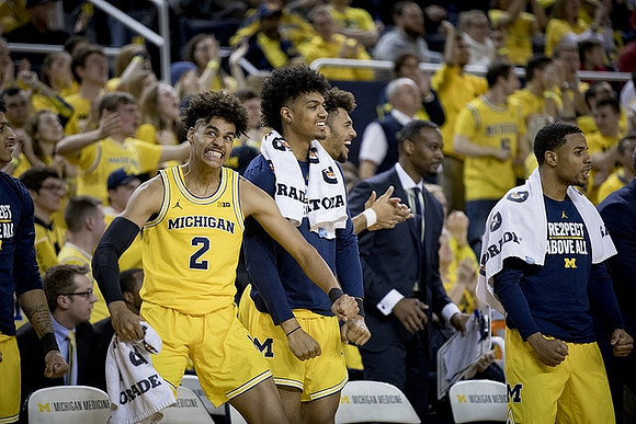 Jordan Poole (2), Ibi Watson (23), Isaiah Livers (4), and Jaaron Simmons (5)