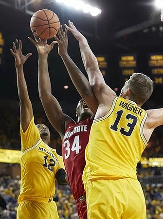 Muhammad-Ali Abdur-Rahkman (12) and Moritz Wagner (13)