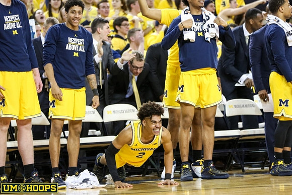 Jordan Poole (2) and Michigan Team