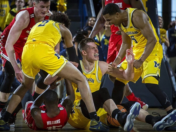 Jordan Poole (2), Moritz Wagner (13), and Jaaron Simmons (5)